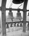 81558 Interieur van de Nicolaikerk (Nicolaaskerkhof) te Utrecht: gezicht op een gedeelte van het carillon met de ...